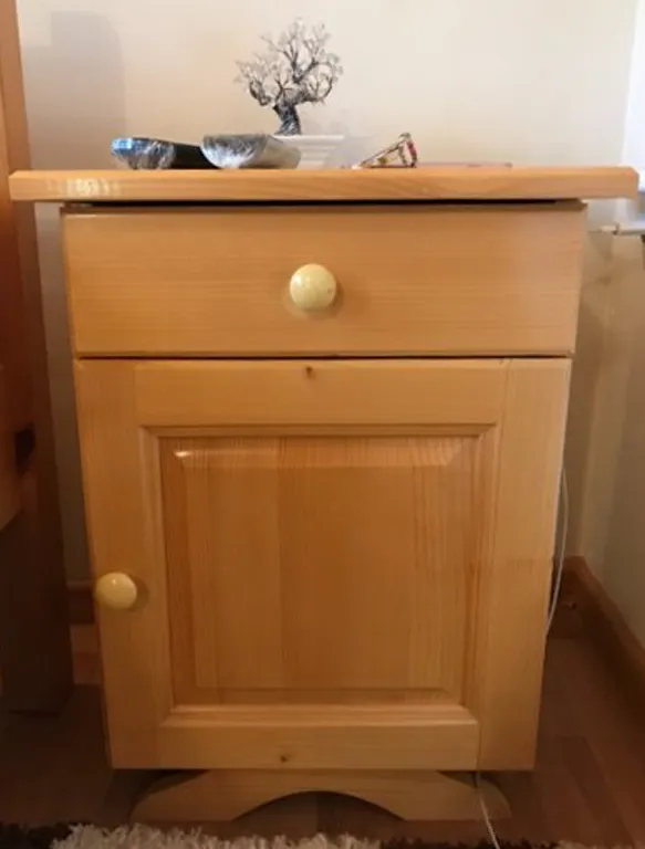 Дървено нощно шкафченце